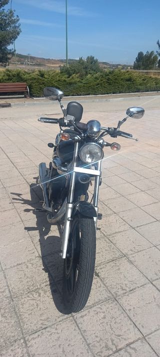 Motocicleta negra estilo custom