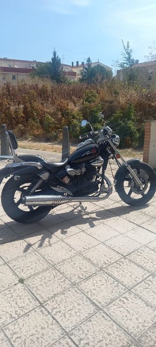 Motocicleta negra estilo custom