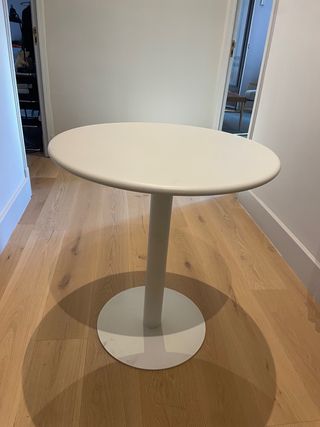 Mesa redonda de cocina blanca
