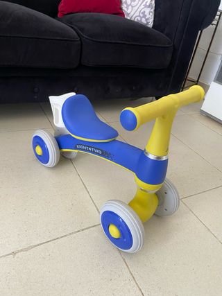 Triciclo infantil azul y amarillo