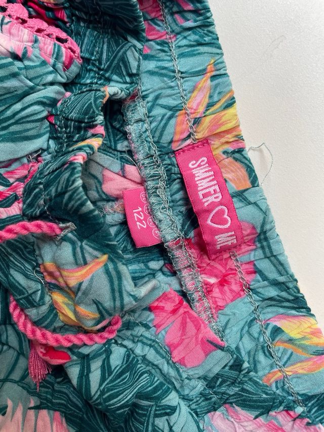 short niña estampado tropicales