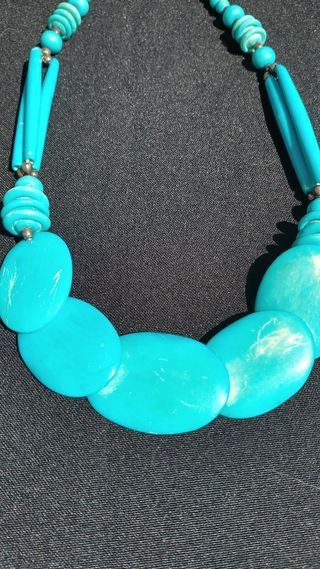 Colar artesanal osso bege e azul