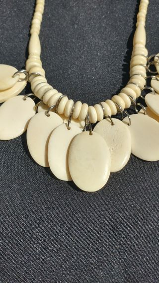 Colar artesanal osso bege e azul