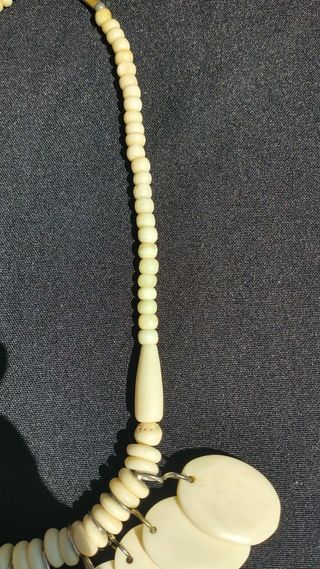 Colar artesanal osso bege e azul