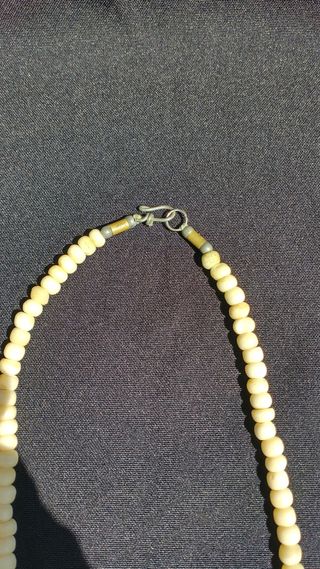 Colar artesanal osso bege e azul