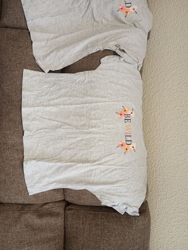 Camisetas grises con estampado floral