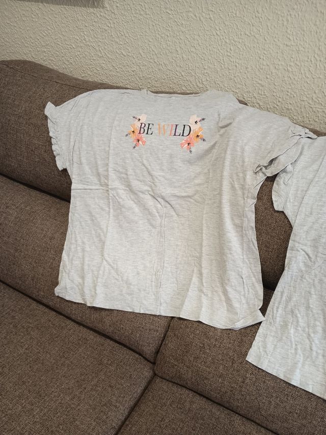 Camisetas grises con estampado floral