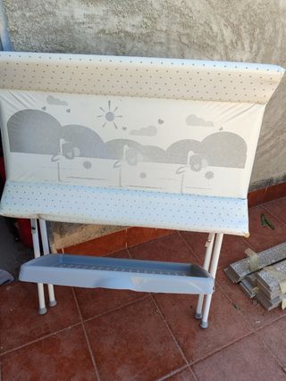 Cambiador de bebé con bañera