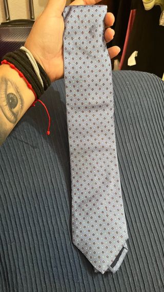 Corbata azul con rombos