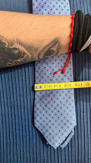 Corbata azul con rombos