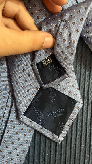 Corbata azul con rombos