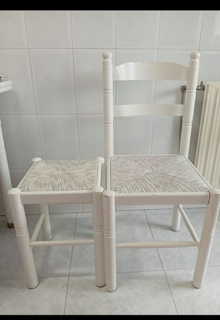 3 sedie e 1 sgabello da cucina in legno