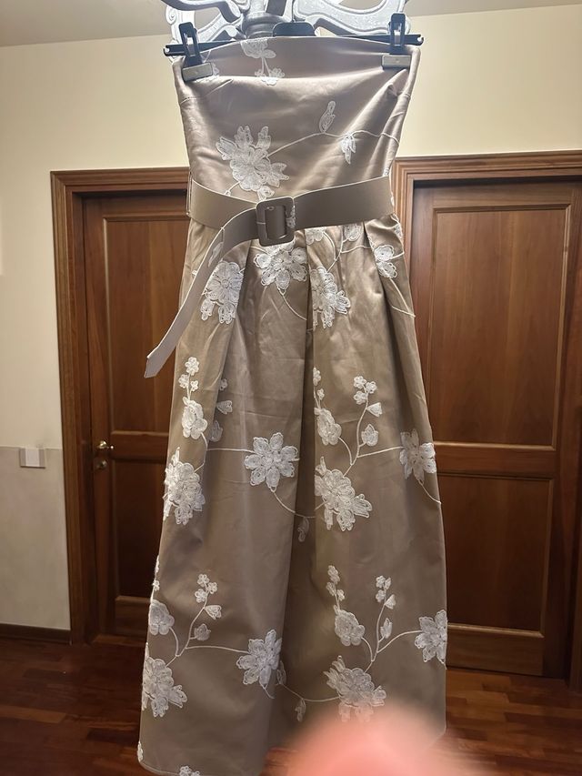 Abito lungo beige con fiori bianchi