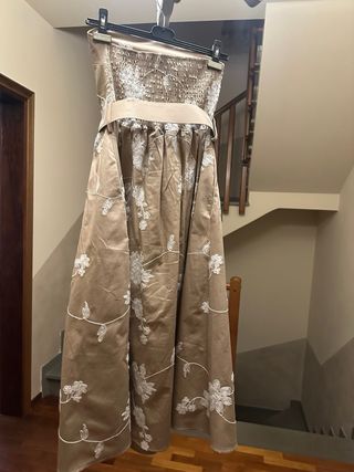 Abito lungo beige con fiori bianchi