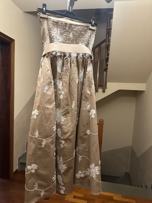 Abito lungo beige con fiori bianchi