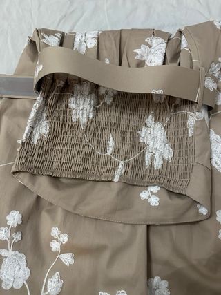 Abito lungo beige con fiori bianchi