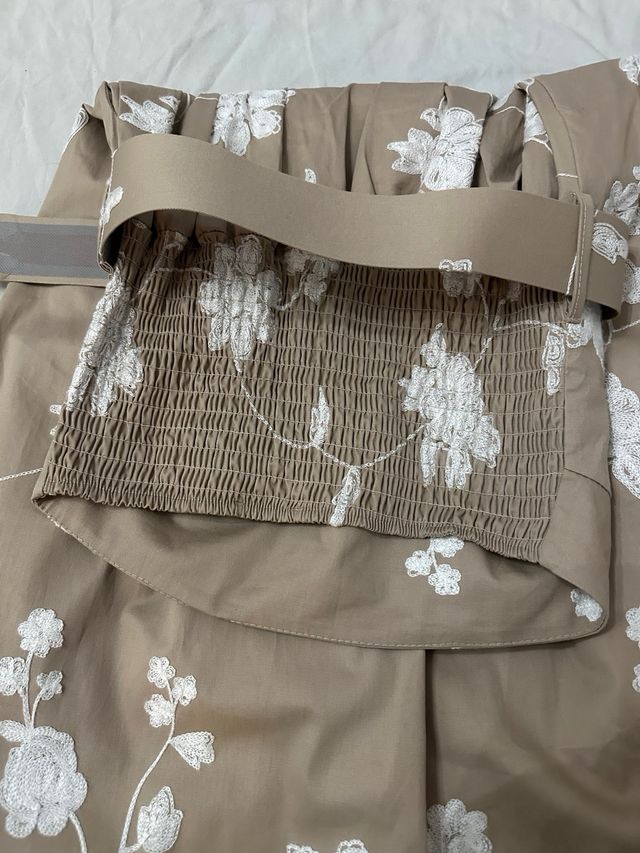 Abito lungo beige con fiori bianchi