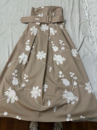 Abito lungo beige con fiori bianchi