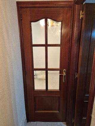 Puerta interior madera marrón oscuro