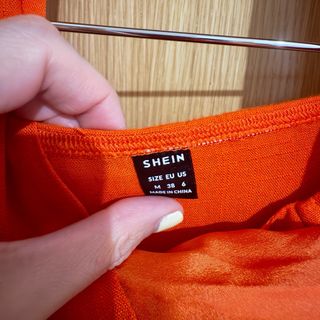 Mono elegante naranja