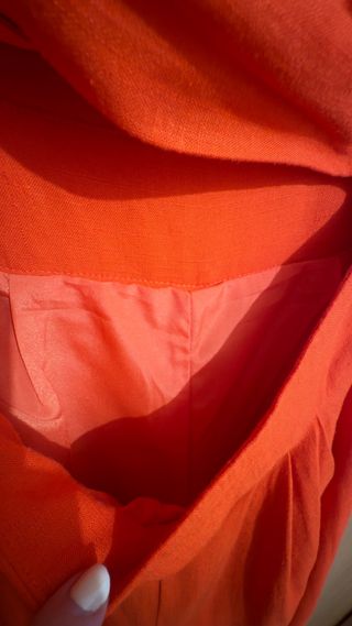 Mono elegante naranja