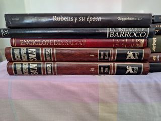 Una colección de libros de tapa dura en excelente