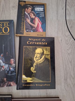 Una colección de libros de tapa dura en excelente