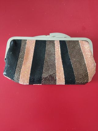 Cartera de fiesta con rayas doradas y negras