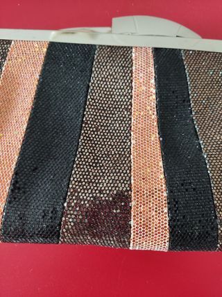 Cartera de fiesta con rayas doradas y negras