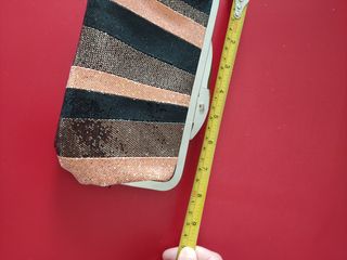 Cartera de fiesta con rayas doradas y negras