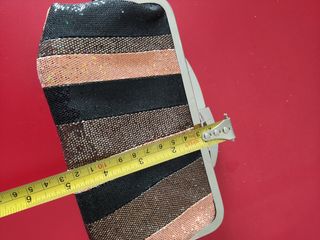 Cartera de fiesta con rayas doradas y negras