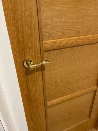 Urge venta de puertas de roble