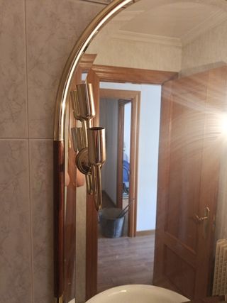 Espejo de pared dorado y cristal