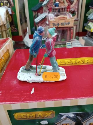 Figura Lemax Beso Esquiador Colección Navideña