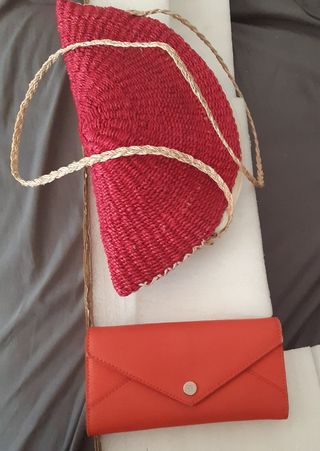 Bolso y cartera rojos y naranjas