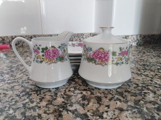Azucarera y lechera de porcelana con flores
