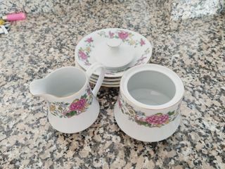 Azucarera y lechera de porcelana con flores