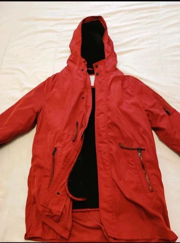 Parka Zara roja con borreguito Talla 11-12 años
