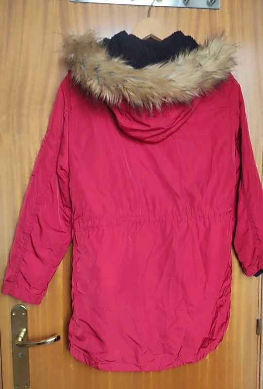 Parka Zara roja con borreguito Talla 11-12 años