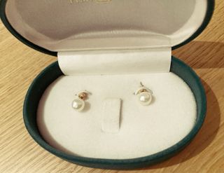 Pendientes nuevos de perlas.