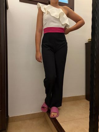 Mono de vestir blanco y negro con cinturón fucsia