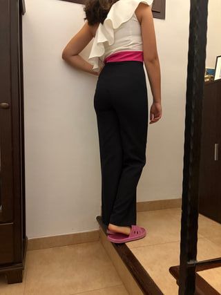 Mono de vestir blanco y negro con cinturón fucsia