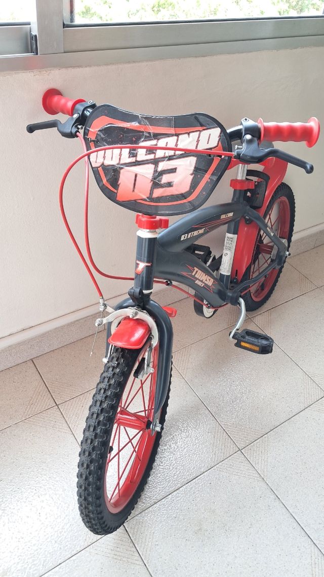 Bicicleta infantil roja y negra
