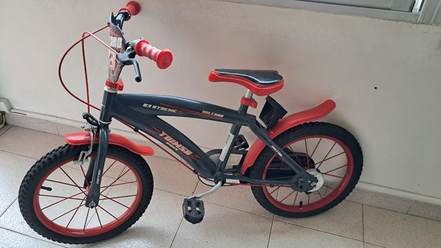 Bicicleta infantil roja y negra