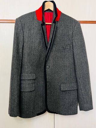 Blazer Gris con Cuello Rojo Hombre