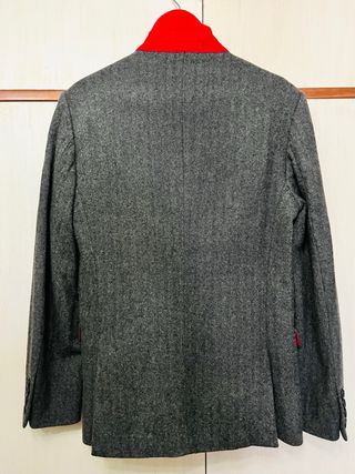 Blazer Gris con Cuello Rojo Hombre