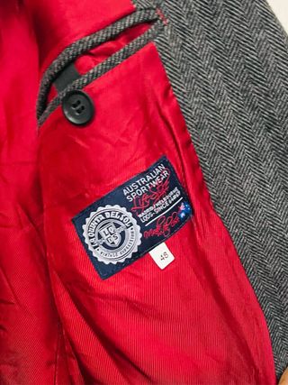 Blazer Gris con Cuello Rojo Hombre