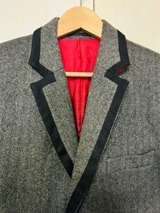 Blazer Gris con Cuello Rojo Hombre