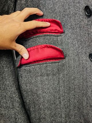 Blazer Gris con Cuello Rojo Hombre