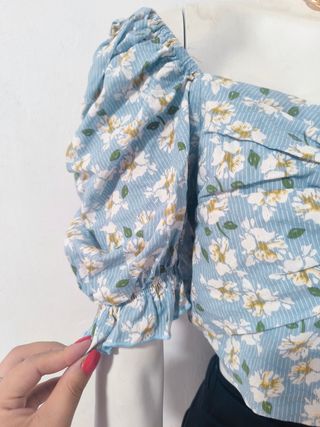 Blusa Crop Top Floreada Azul